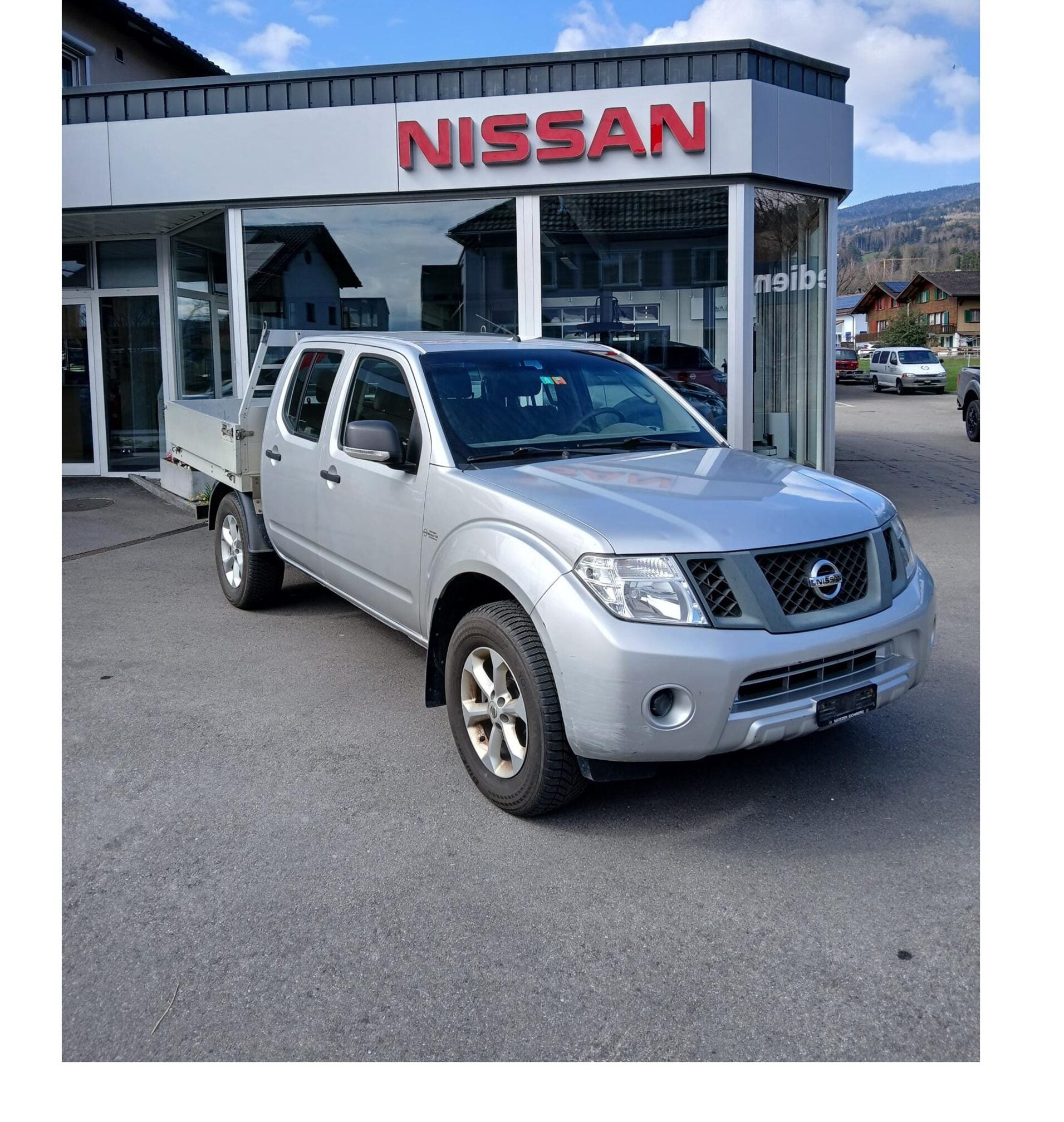 Nissan Navara DC 4WD MT 2013